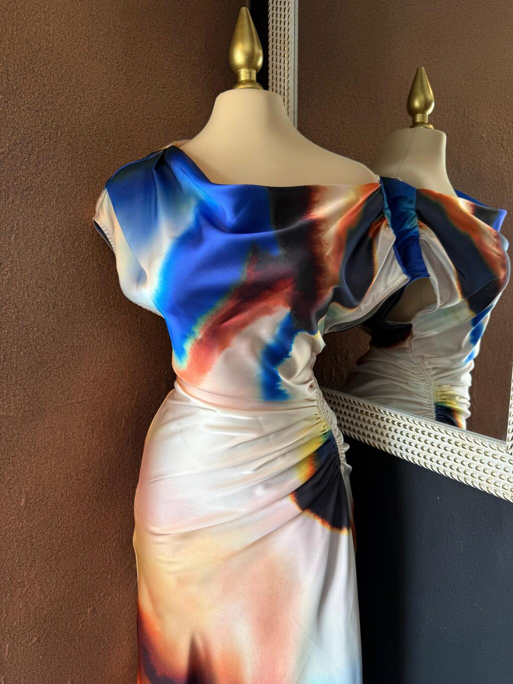 Vestido midi satén silueta completa elegante