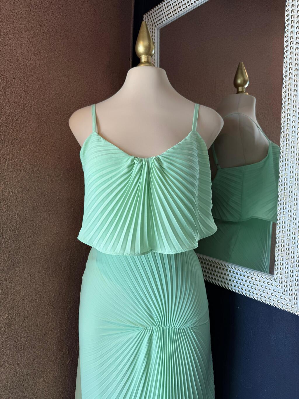 Vestido midi plisado asimétrico detalle lateral