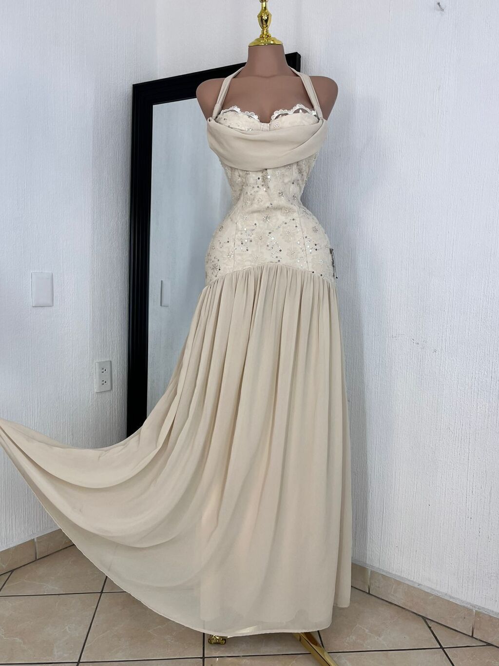 Vestido largo elegancia floral champagne detalle de estampado