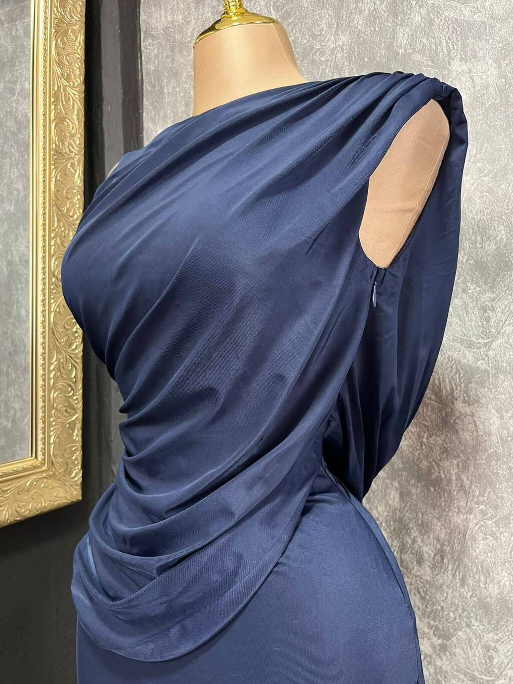 Vestido largo drapeado elegancia nocturna detalle de tela