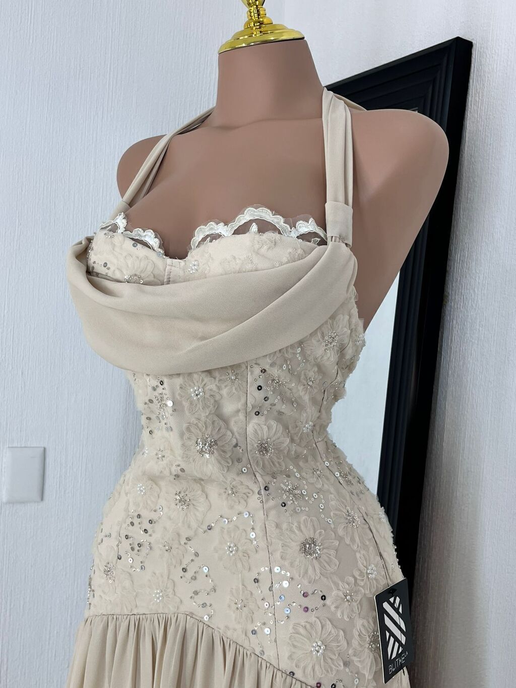 Vestido largo floral champagne detalle de tela y acabado