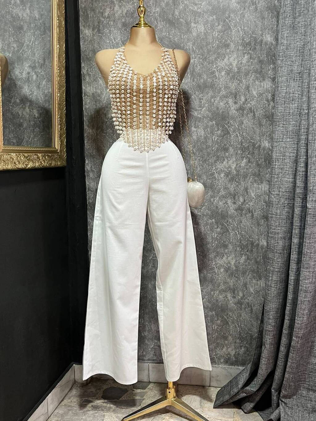 Set top de perlas metálicas pantalón wide leg detalle final