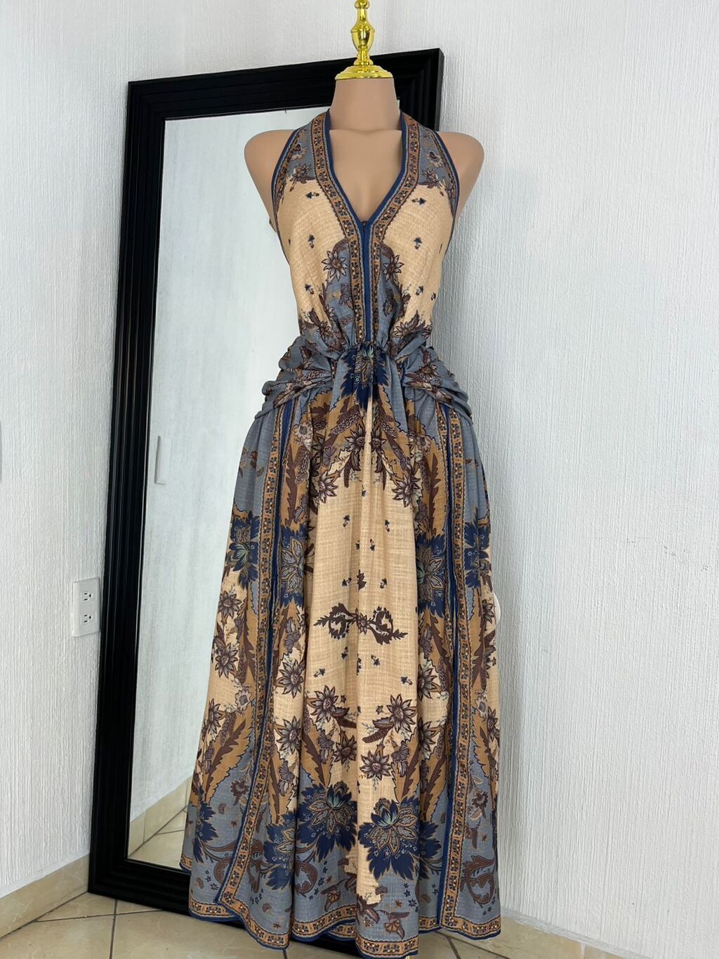 Vestido maxi bohemio azul arena silueta completa elegante