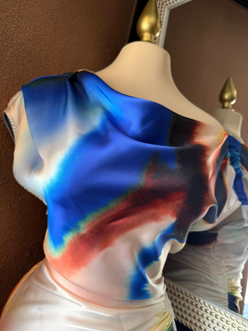 Vestido midi satén detalle de tela y acabado