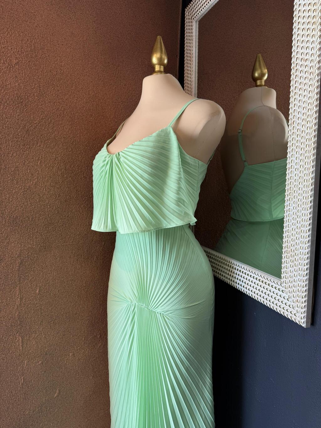 Vestido midi plisado asimétrico look completo MB Mayte Barrera
