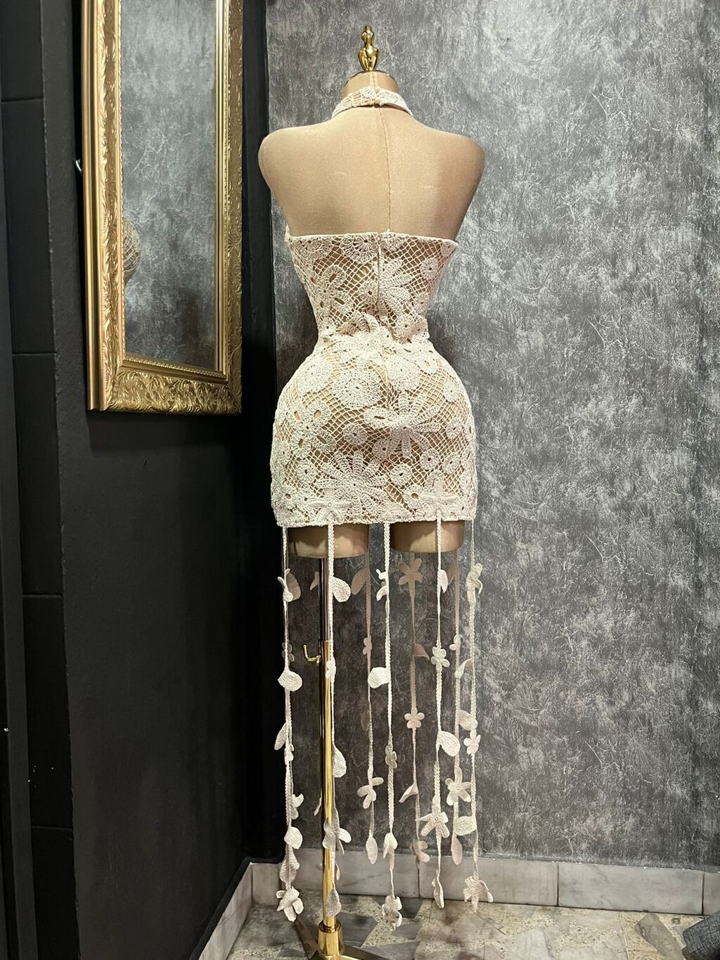 Vestido mini crochet floral halter con flecos detalle de crochet
