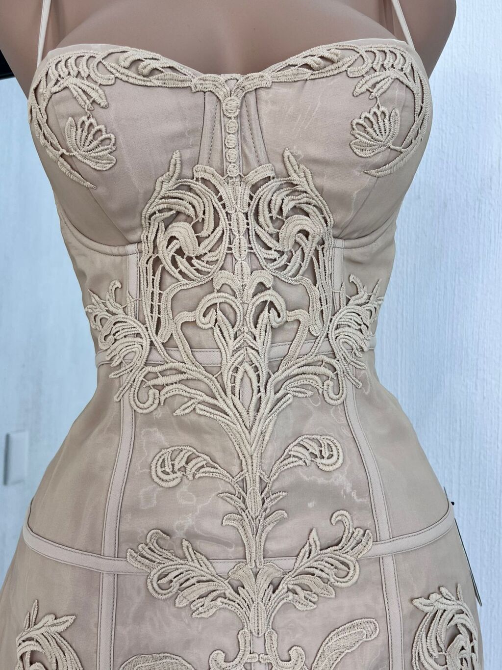 Vestido mini bordado elegancia nude look completo MB Mayte Barrera