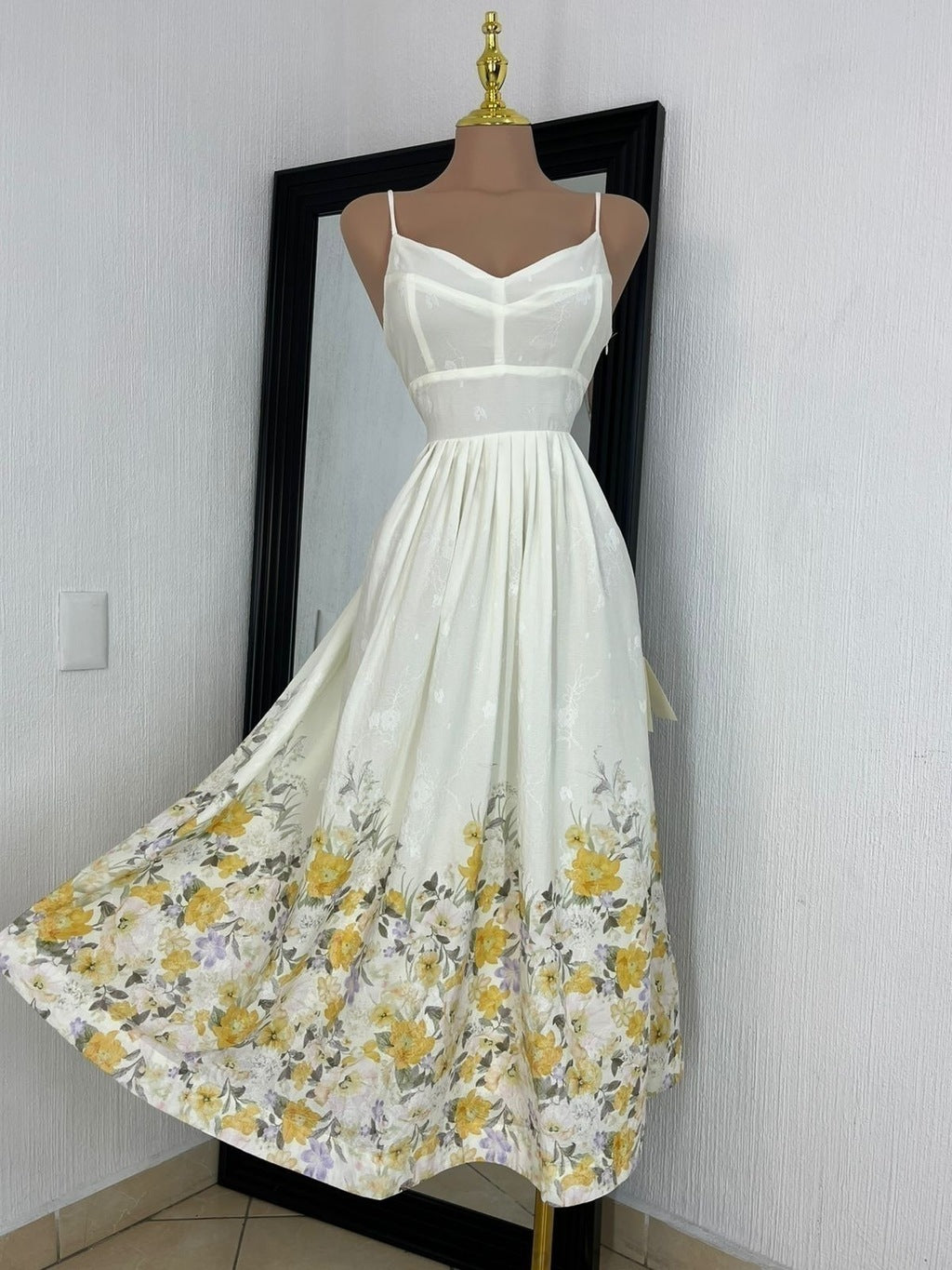 Vestido midi floral primaveral detalle de estampado y tela