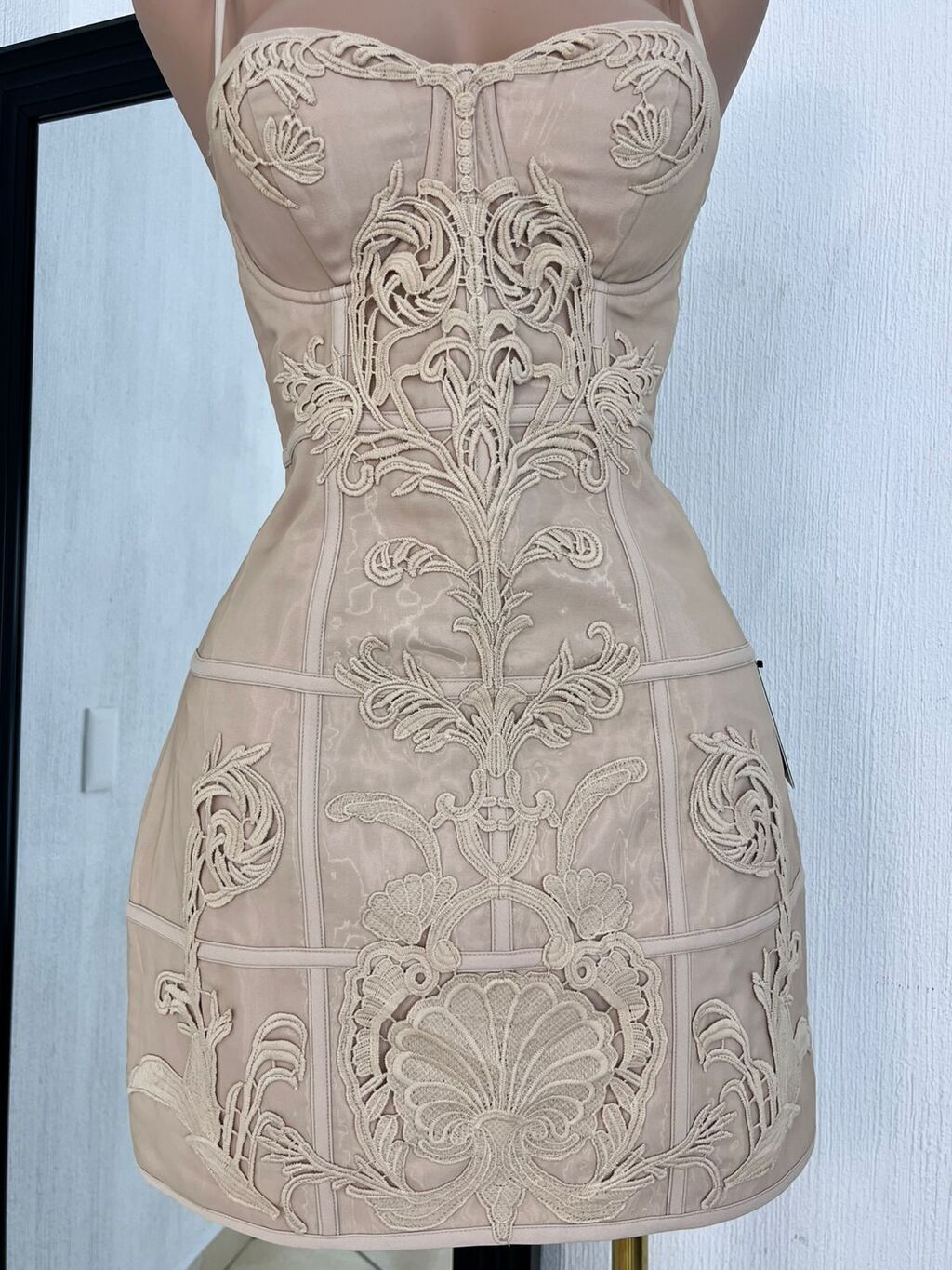 Vestido mini bordado elegancia nude detalle de bordado