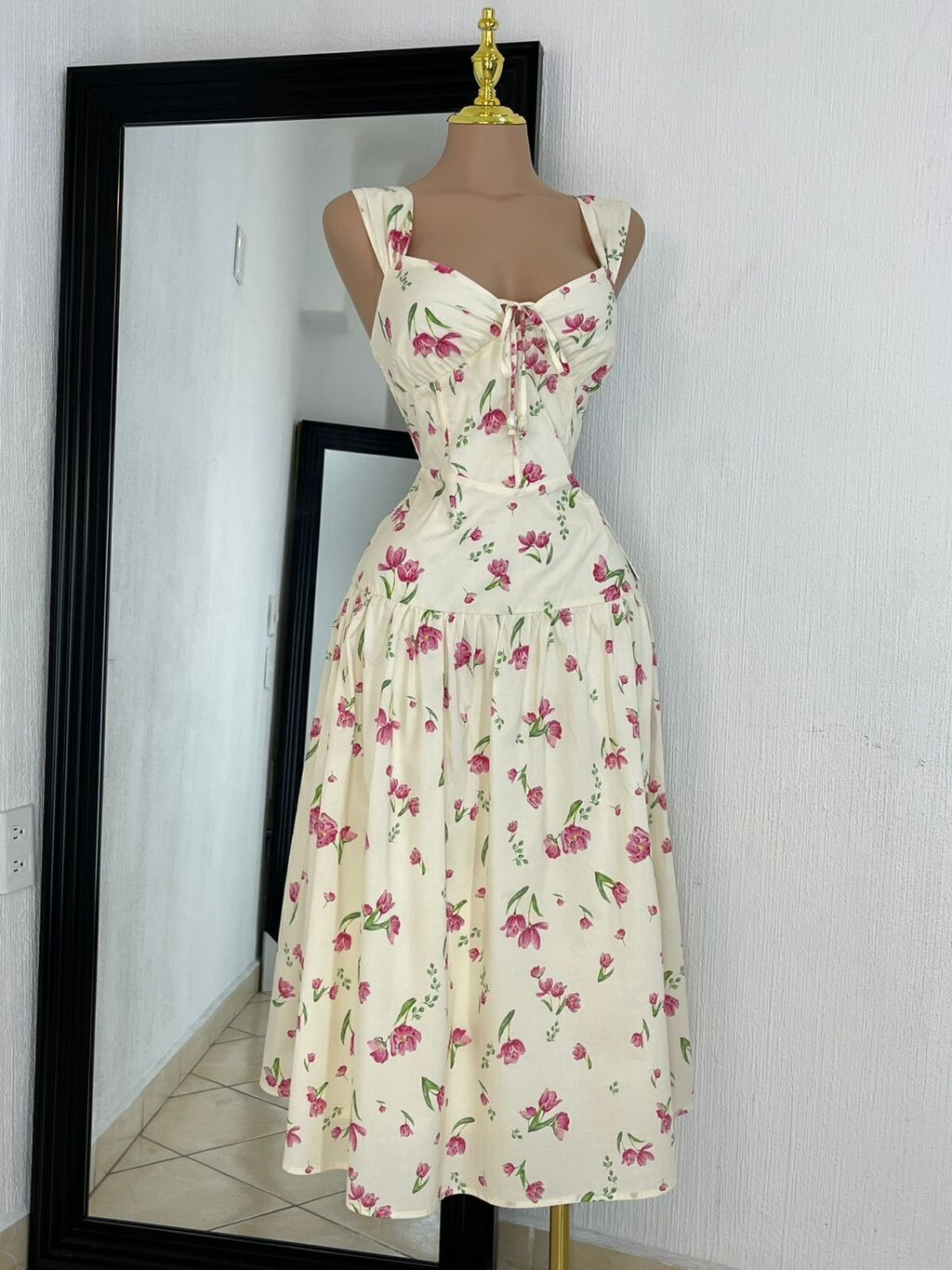 Vestido midi floral romance garden detalle de tela adicional