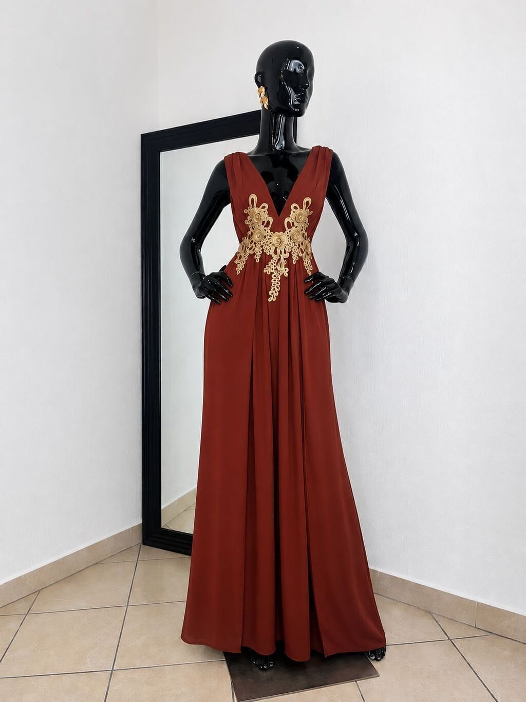 Vestido Largo Elegancia Terracota con Aplicaciones Doradas 260960