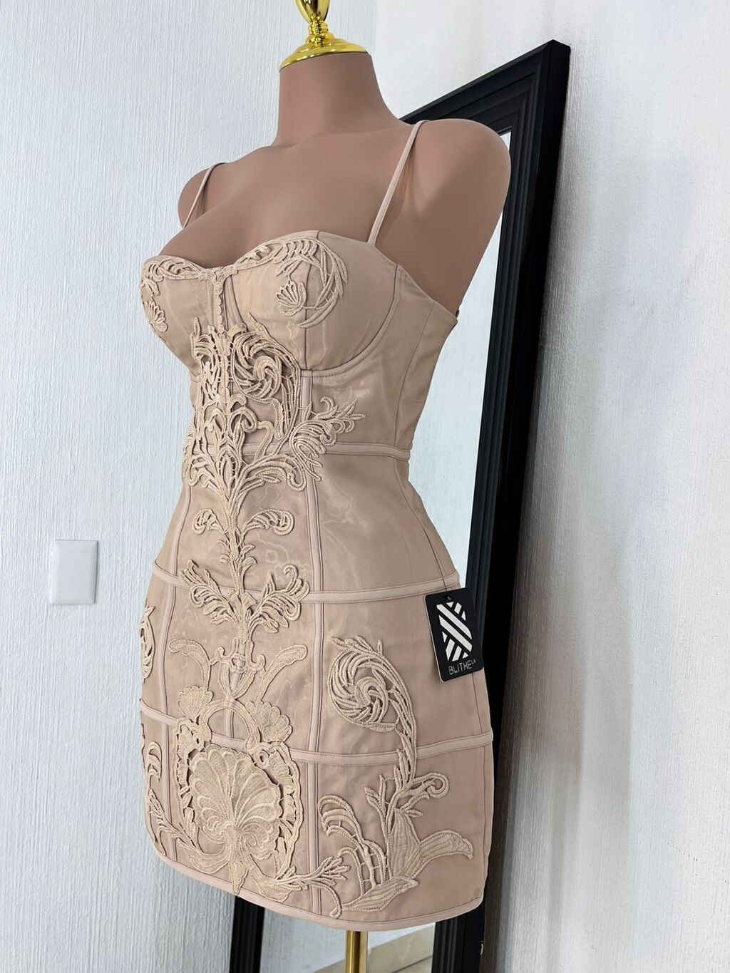 Vestido mini bordado elegancia nude silueta completa