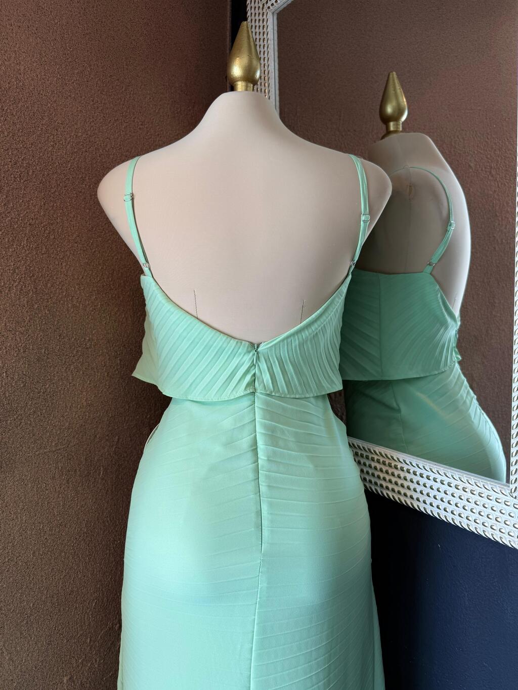 Vestido midi plisado asimétrico silueta completa