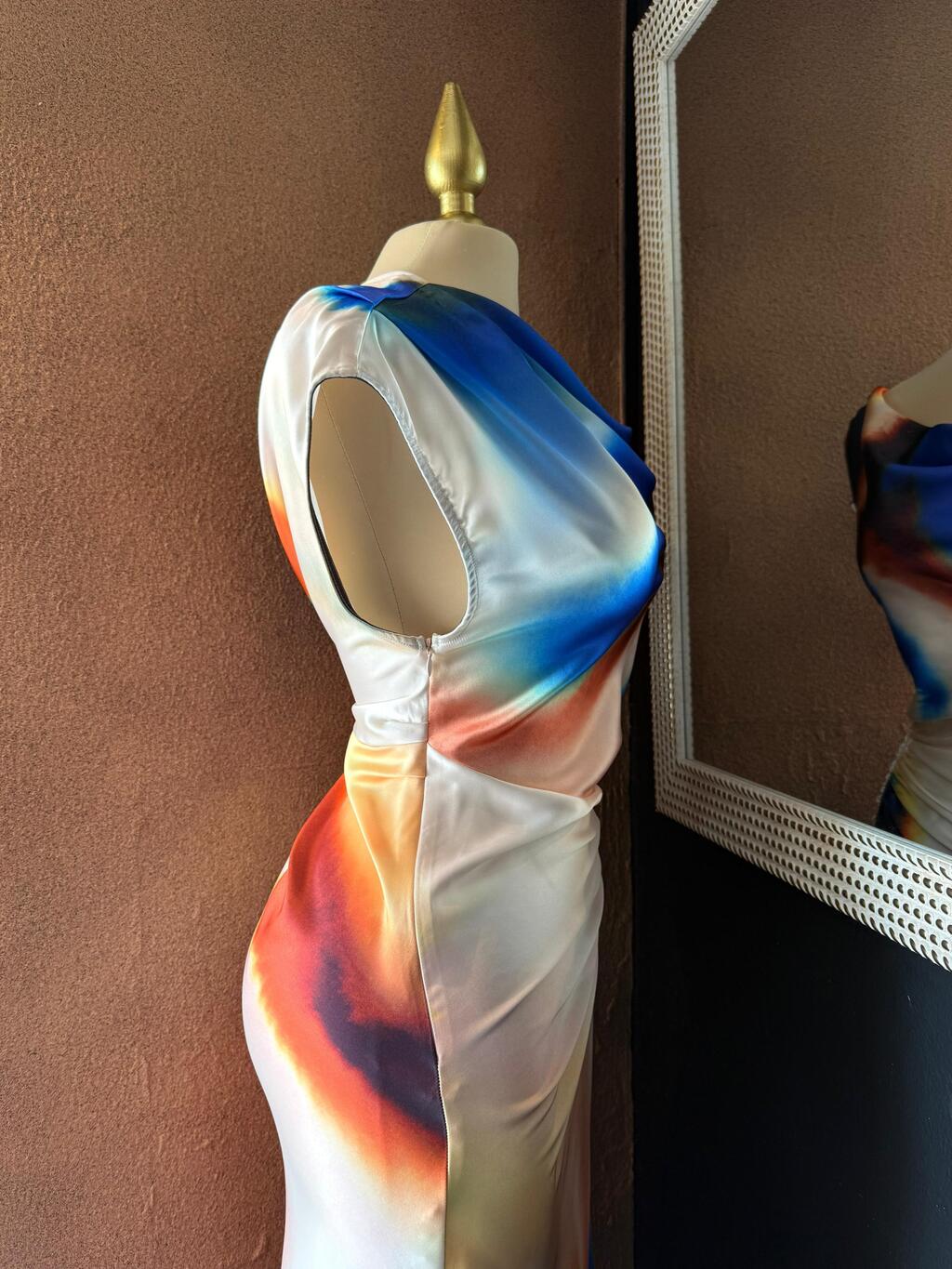 Vestido midi satén vista frontal completa MB Mayte Barrera