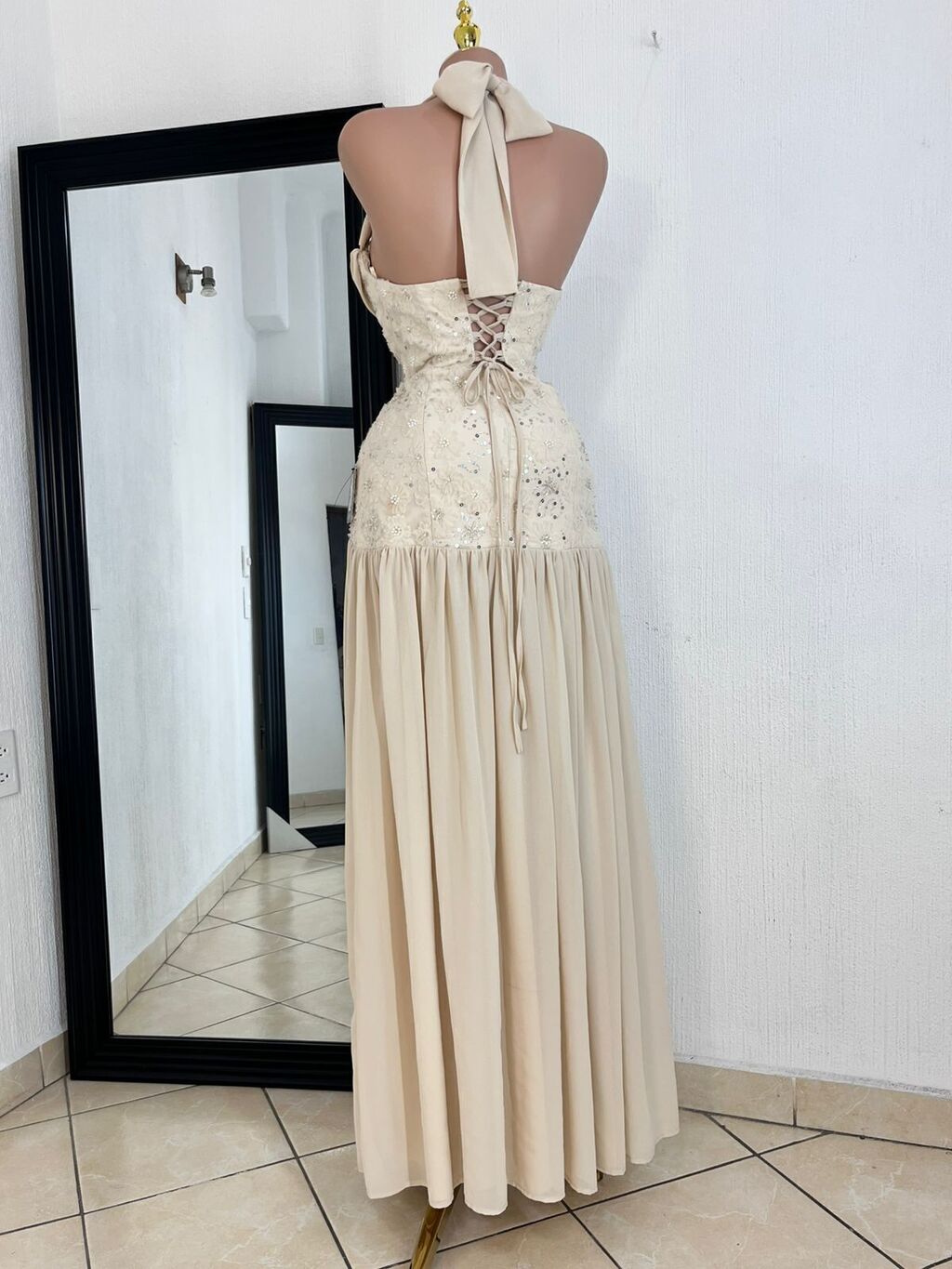 Vestido largo floral champagne detalle lateral y caída