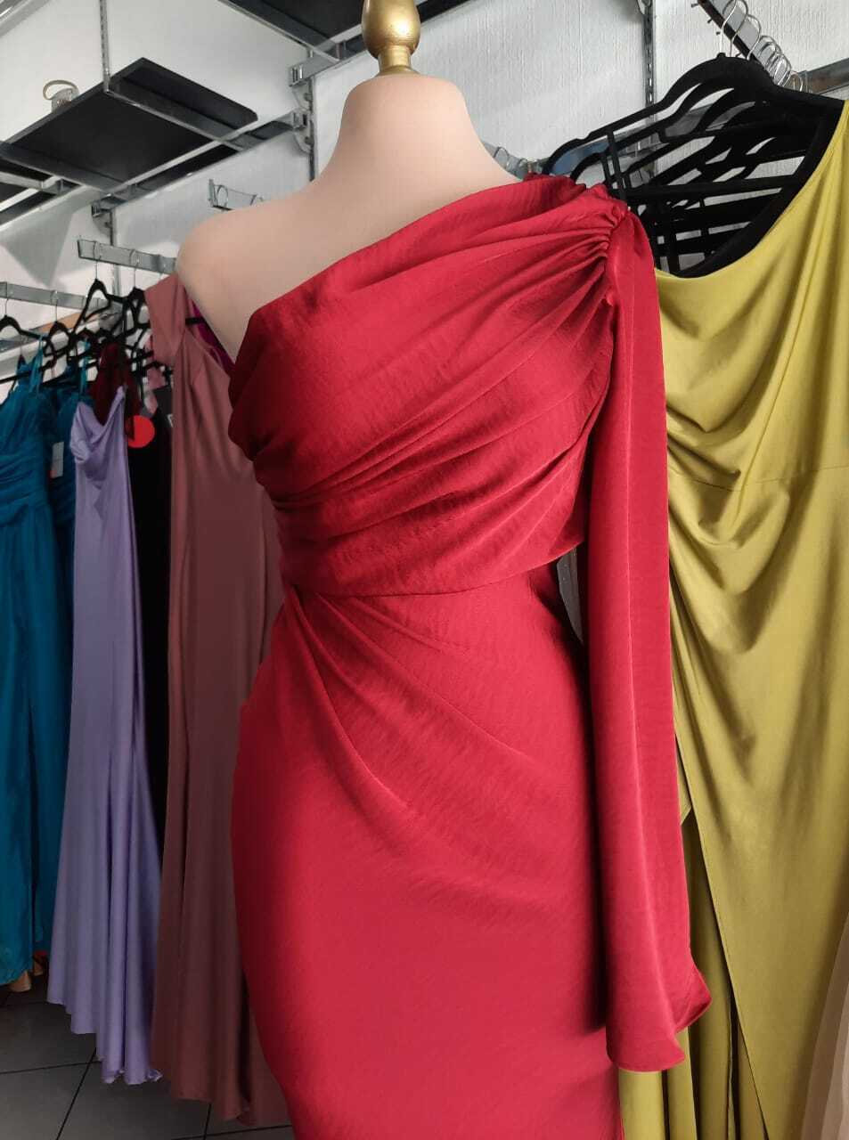 Vestido largo un hombro silueta completa