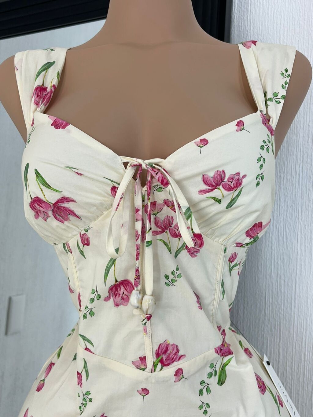 Vestido midi floral romance garden detalle lateral