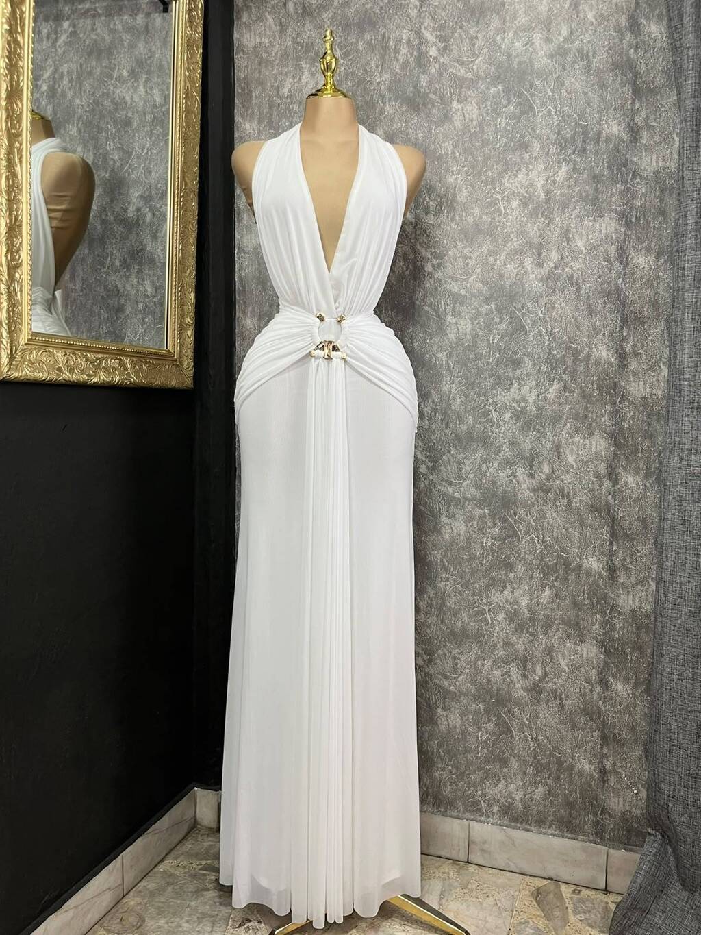 Vestido maxi halter con herraje dorado detalle de escote profundo