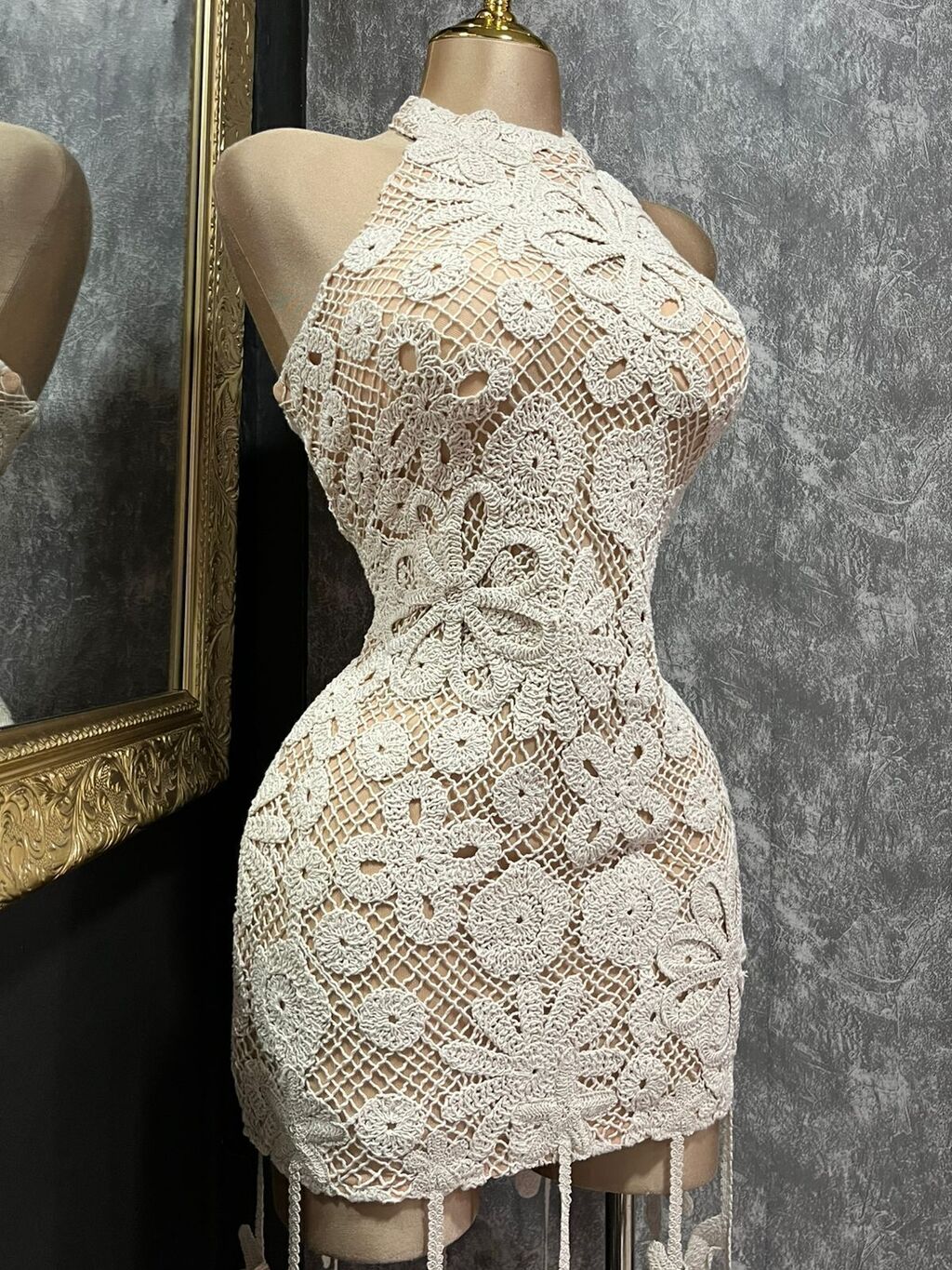 Vestido mini crochet halter floral vista frontal completa