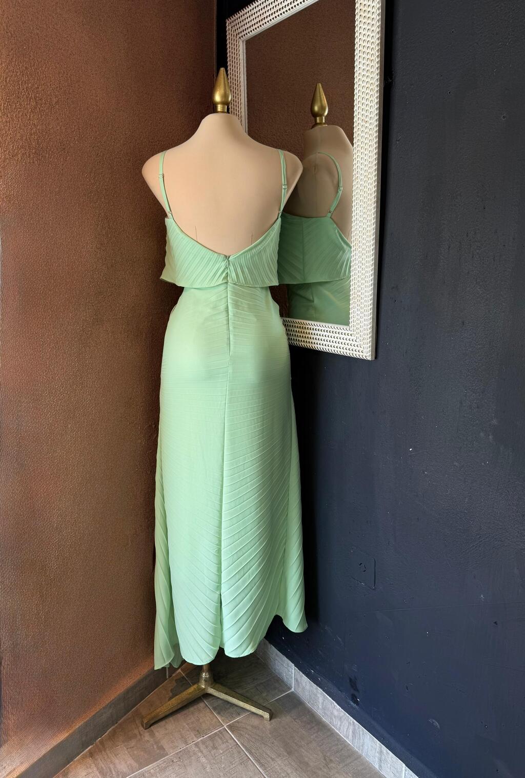 Vestido midi plisado asimétrico detalle de tela