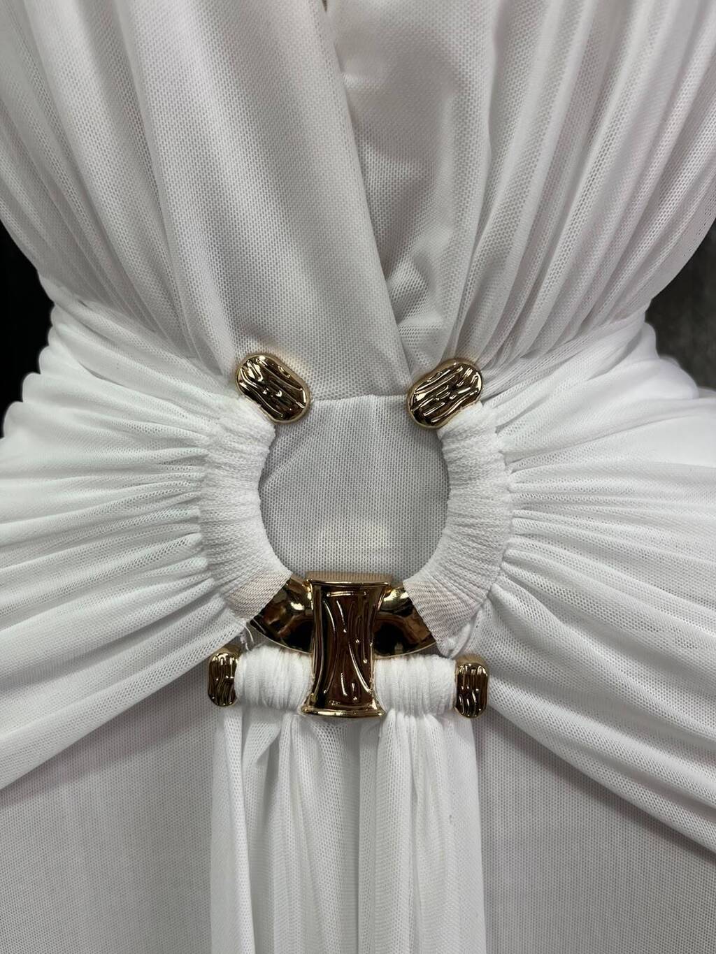 Vestido halter dorado detalle de caída y tela