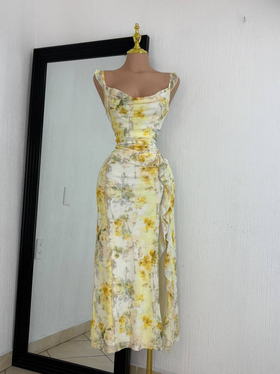 Vestido midi con volante lateral floral detalle de falda