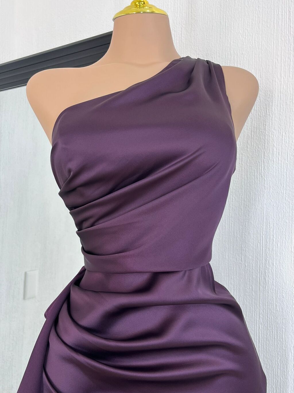 Vestido maxi satinado asimétrico púrpura look completo MB Mayte Barrera