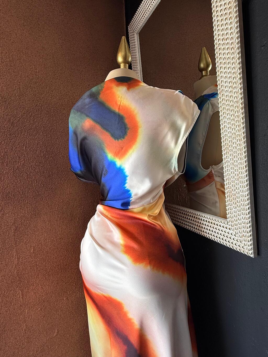 Vestido midi satén vista trasera MB Mayte Barrera
