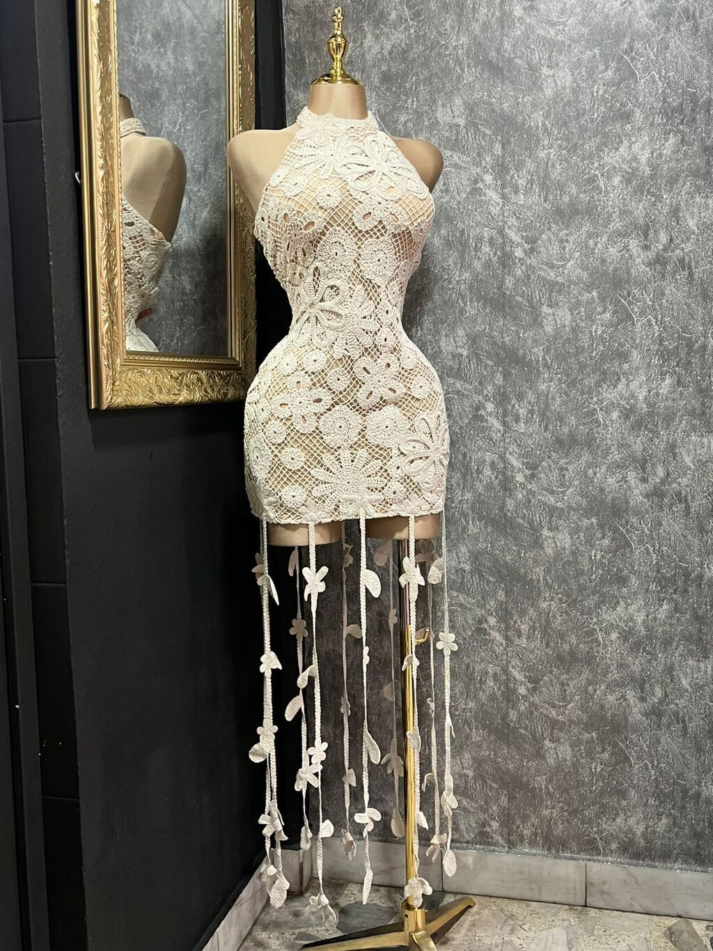 Vestido Mini Crochet Floral Halter con Flecos 261159