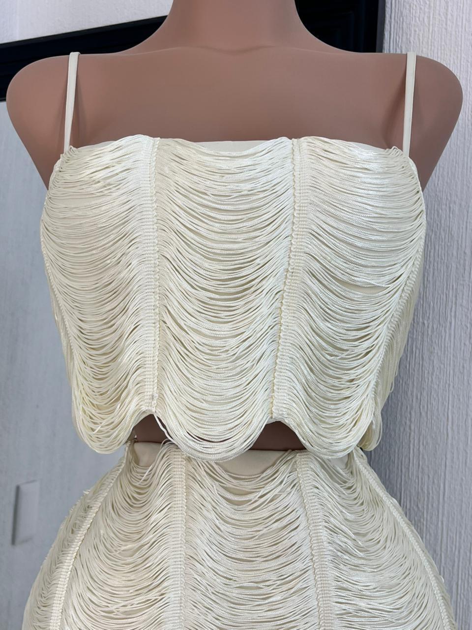 Set elegancia ivory con flecos detalle de escote y tela