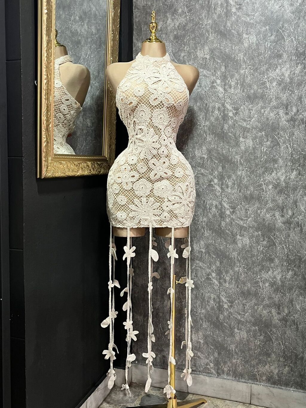 Vestido mini crochet halter con flecos silueta completa MB Mayte Barrera
