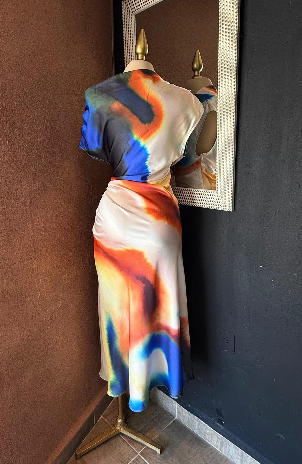 Vestido midi satén detalle lateral y caída