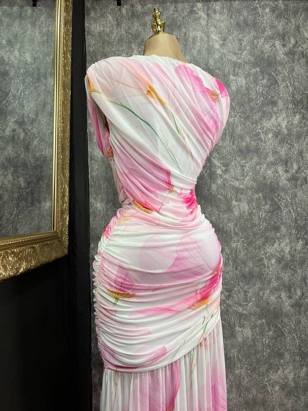 Vestido floral drapeado plisado vista frontal completa