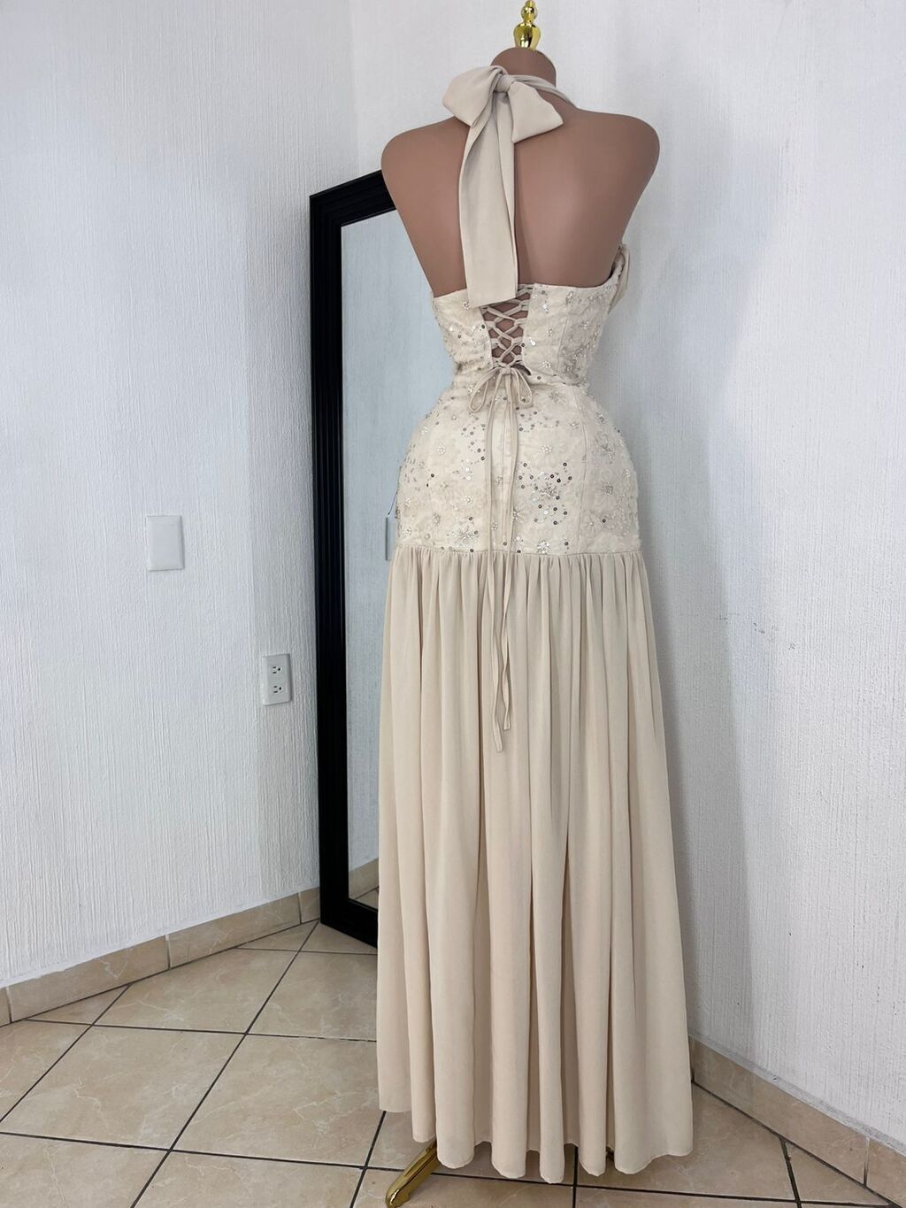 Vestido largo elegancia floral champagne look completo MB Mayte Barrera