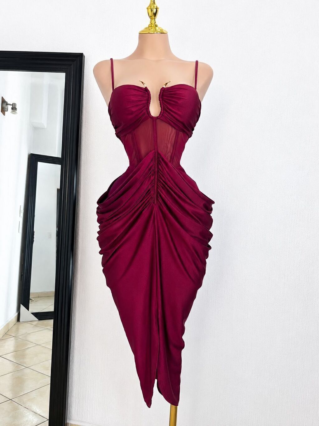 Vestido midi drapeado vino con transparencias detalle de escote