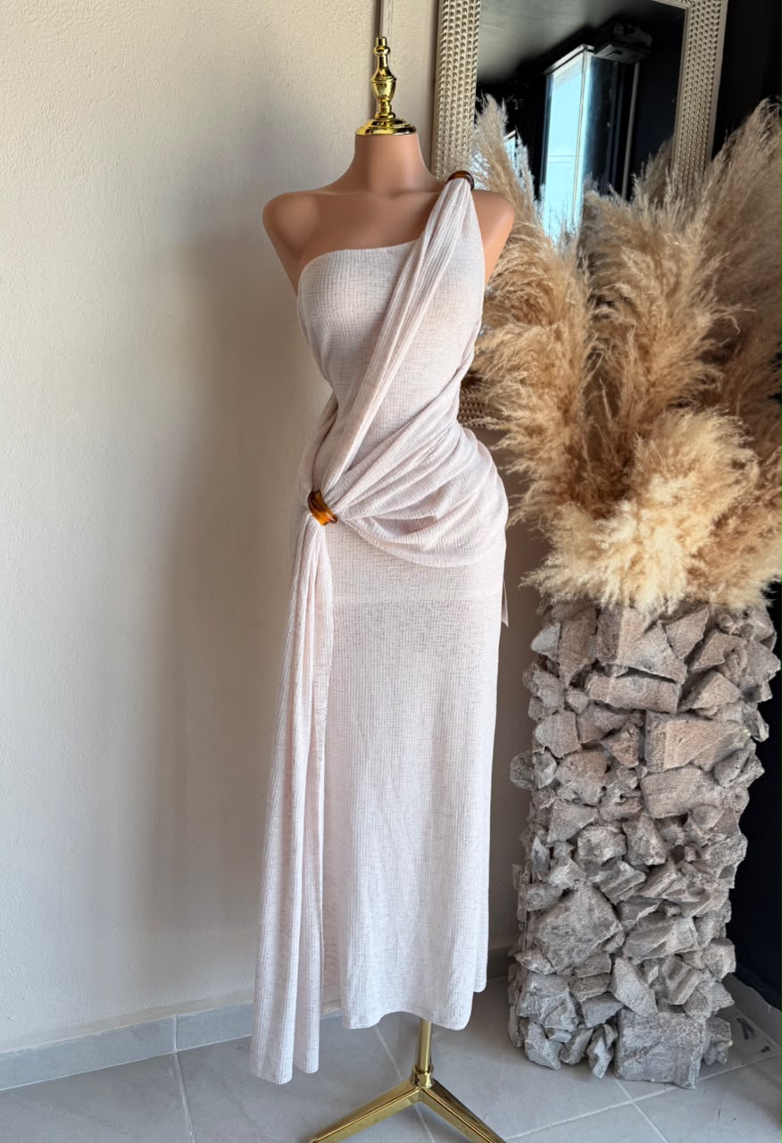 Vestido largo asimétrico drapeado detalle de escote y caída