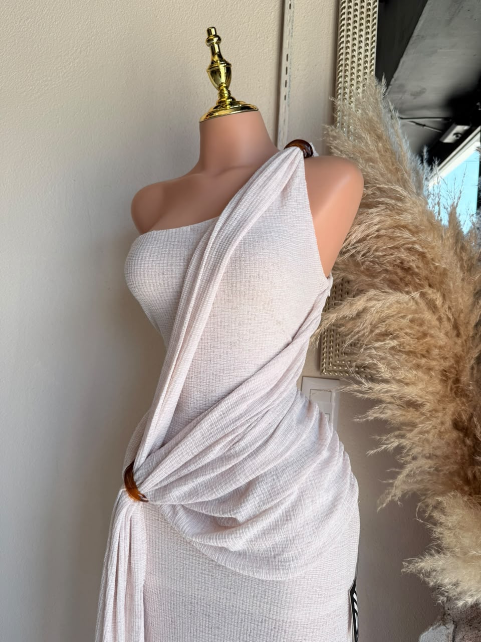 Vestido largo asimétrico drapeado detalle inferior y caída