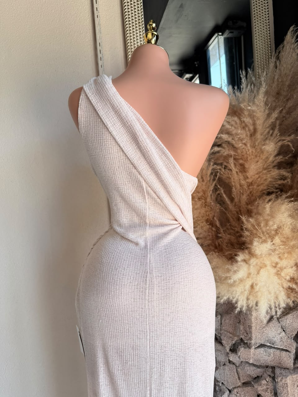 Vestido largo asimétrico detalle de tela y drapeado