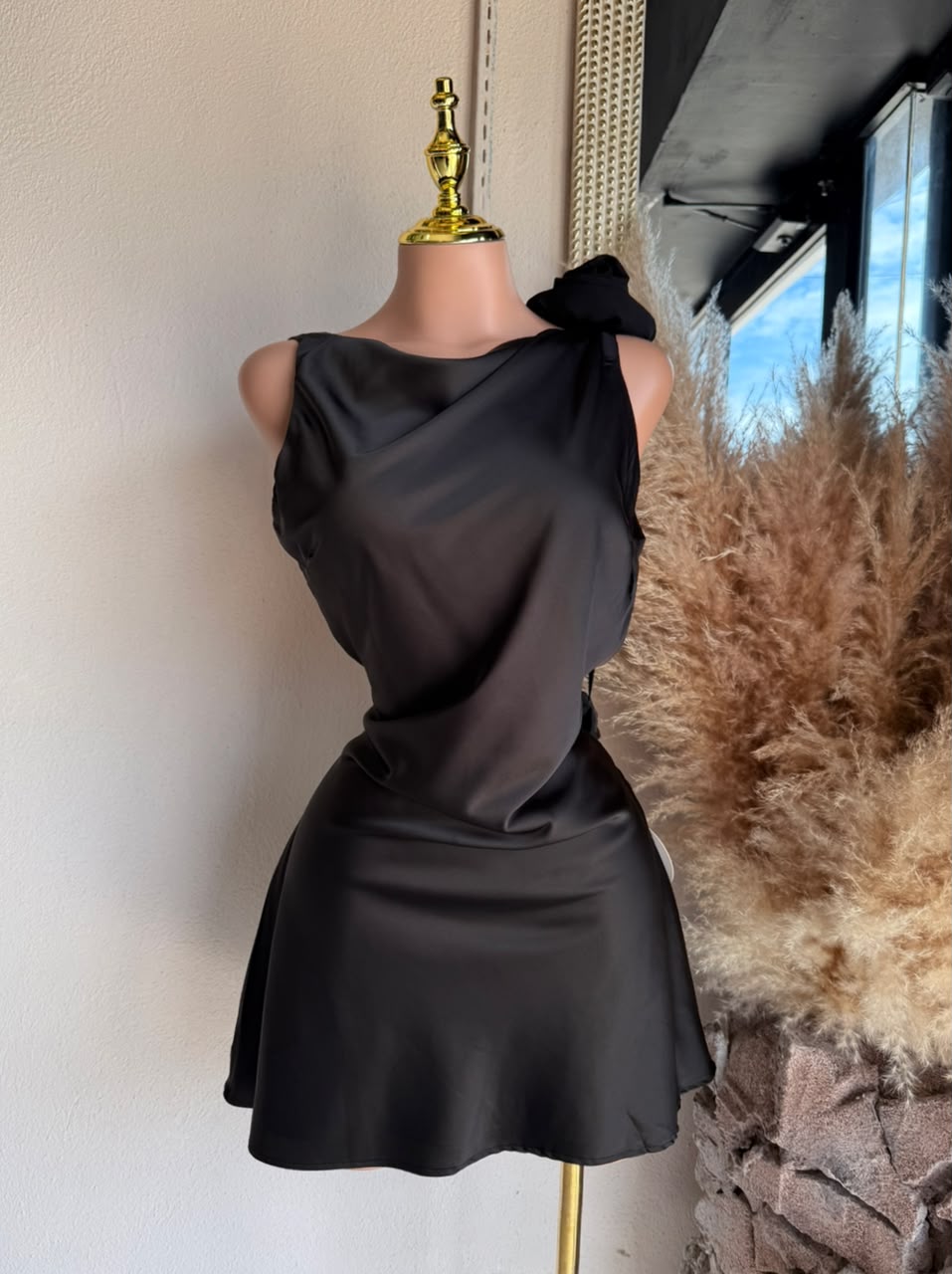 Vestido Mini Satinado con Flor Decorativa – Negro – Vestido de Fiesta 261286