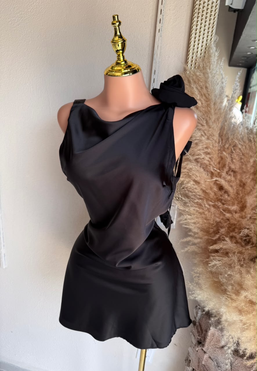 Vestido Mini Satinado con Flor Decorativa – Negro – Vestido de Fiesta 261286