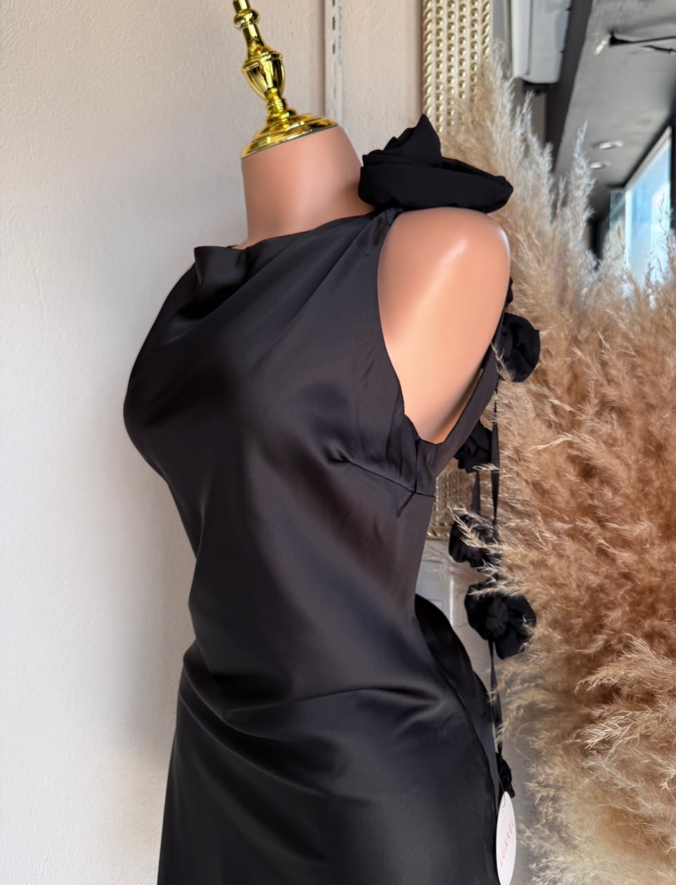 Vestido Mini Satinado con Flor Decorativa – Negro – Vestido de Fiesta 261286