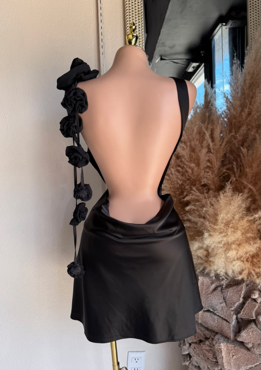 Vestido Mini Satinado con Flor Decorativa – Negro – Vestido de Fiesta 261286