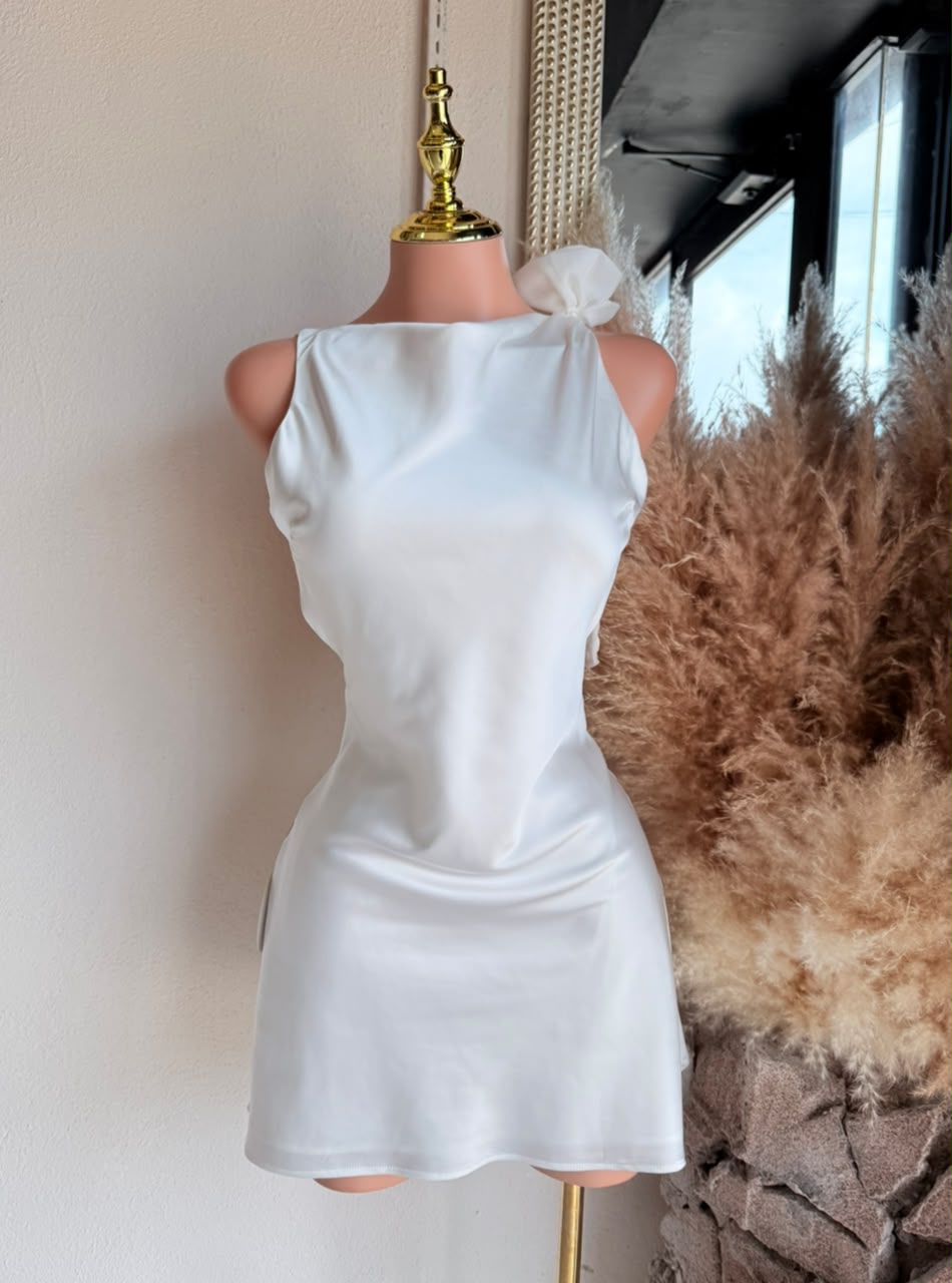 Vestido Mini Satinado con Flor Decorativa – Blanco – Vestido de Fiesta 261288