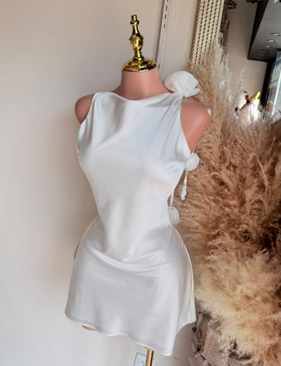 Vestido Mini Satinado con Flor Decorativa – Blanco – Vestido de Fiesta 261288