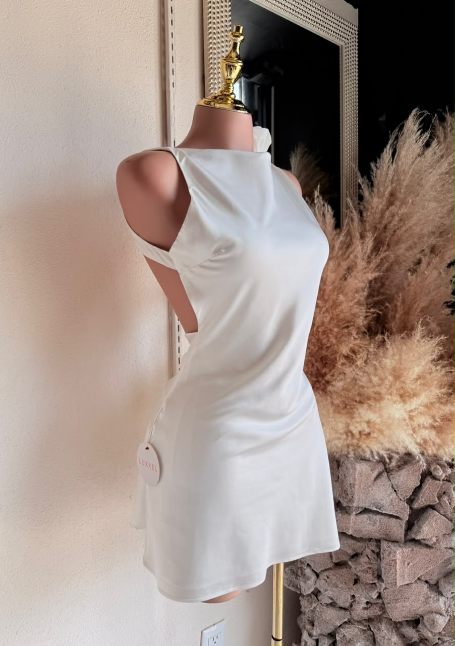Vestido Mini Satinado con Flor Decorativa – Blanco – Vestido de Fiesta 261288