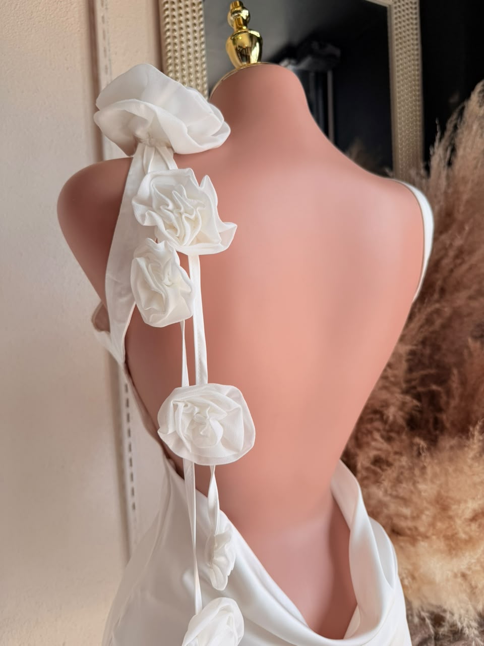 Vestido Mini Satinado con Flor Decorativa – Blanco – Vestido de Fiesta 261288
