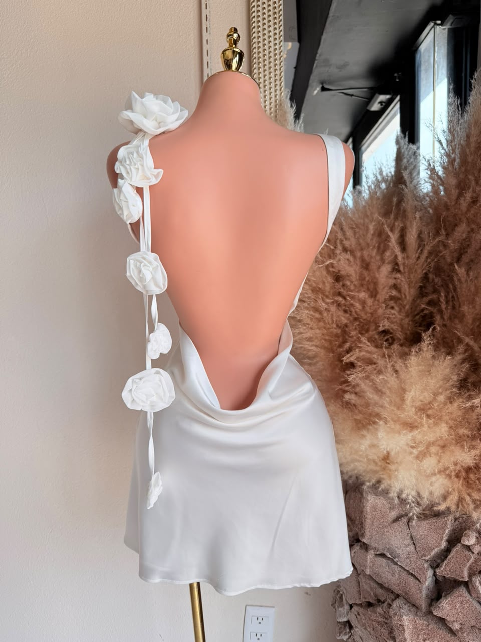 Vestido Mini Satinado con Flor Decorativa – Blanco – Vestido de Fiesta 261288