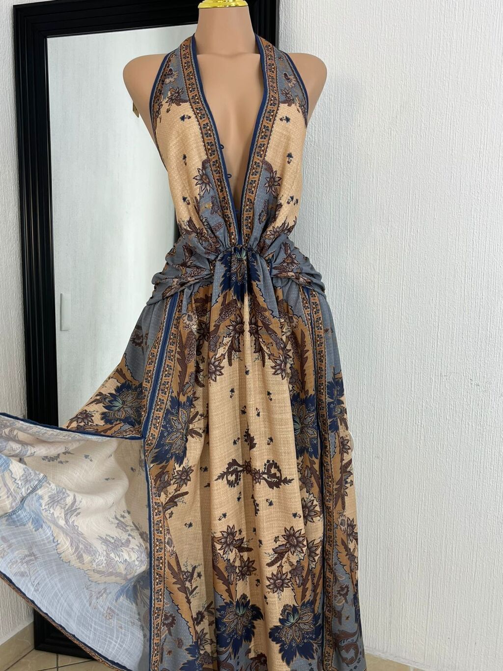 Vestido maxi bohemio azul arena vista frontal completa