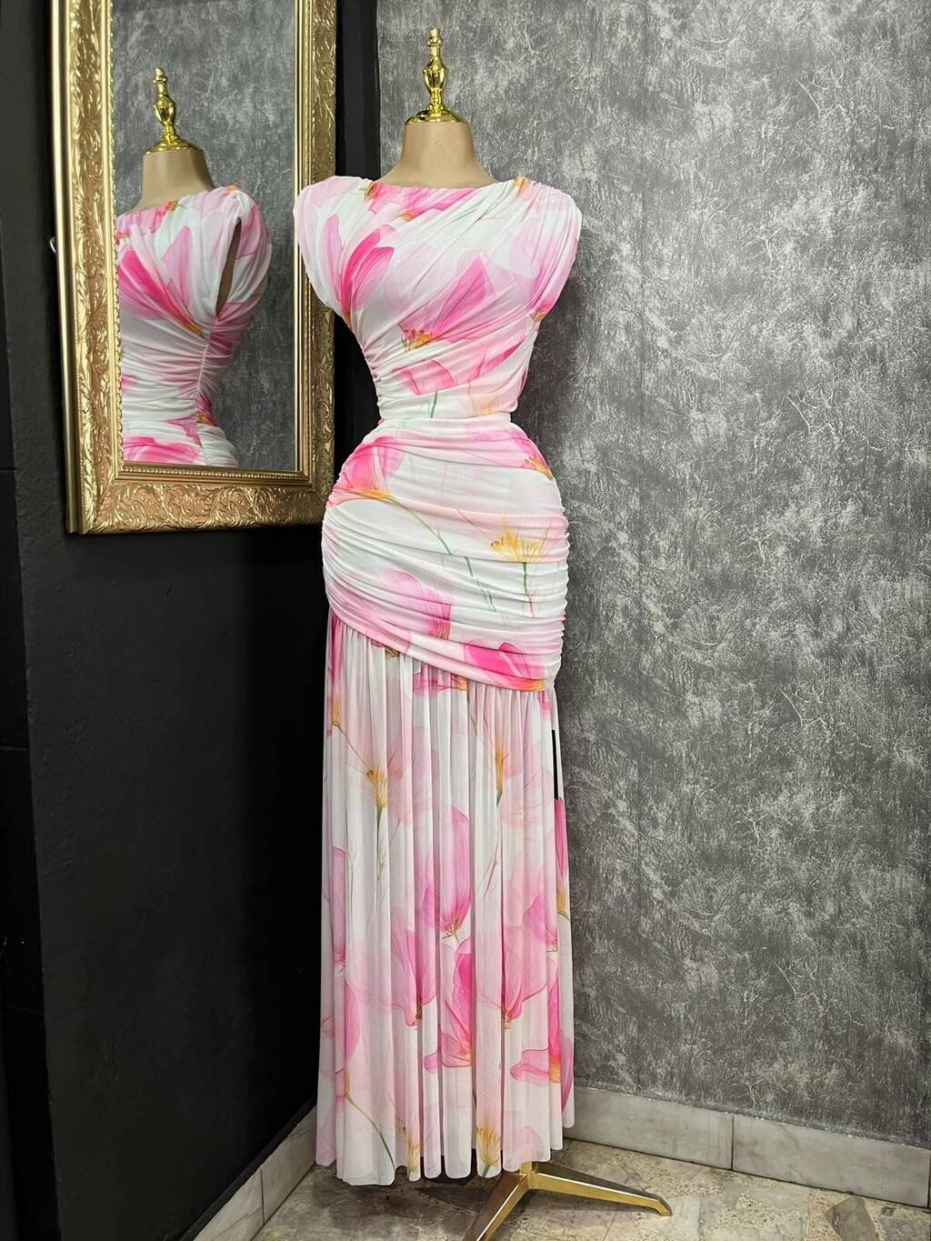 Vestido floral drapeado con falda plisada look completo MB Mayte Barrera