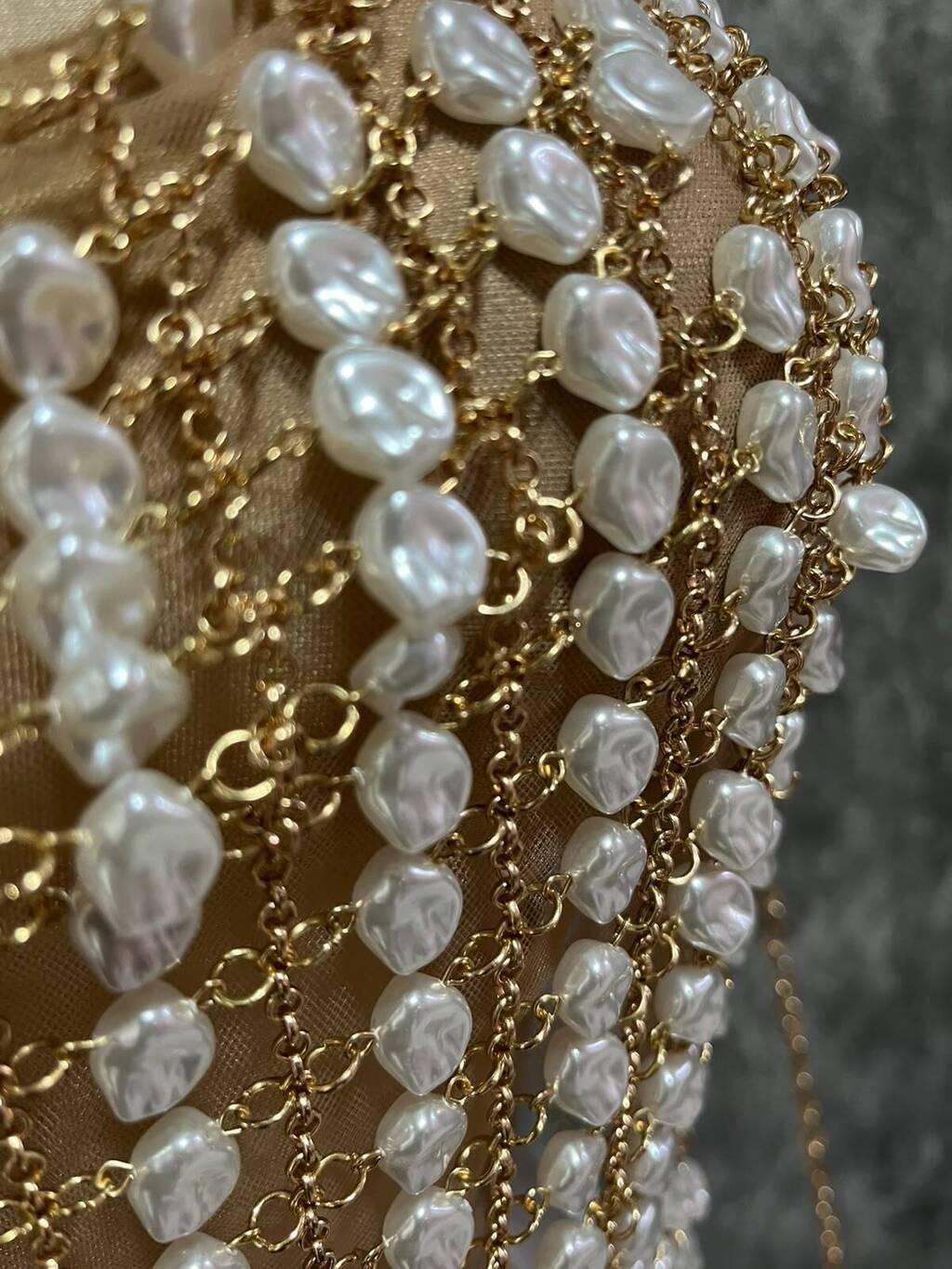 Conjunto perlas metálicas wide leg look de noche completo